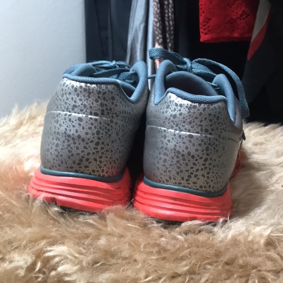 *SOLD* Green & silver Nike sneakers - Picture 3 of 6